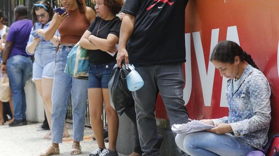 Os concursos públicos com candidaturas abertas nesta semana oferecem salários até R$ 18 mil. - Foto: Fernando Frazão/Agência Brasil via Fotos Públicas