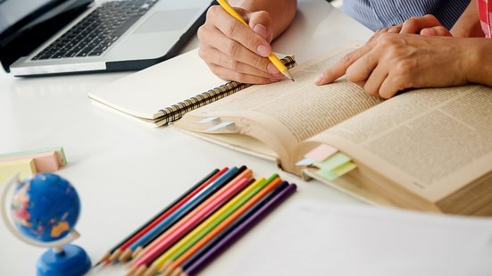 Ao criar uma rotina de estudos, lembre-se de manter constância nesse momento. - Foto: mindandi / Freepik