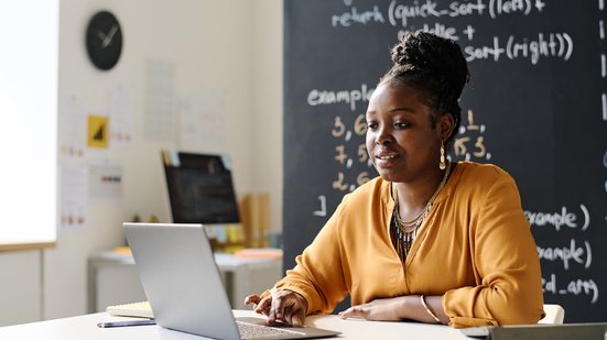 Para a candidatura ser devidamente efetivada, é preciso efetuar o pagamento da taxa de inscrição. - Foto: Envato Elements / Media_photos