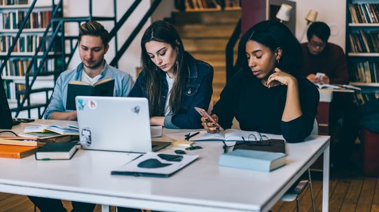 O processo em Brejo Santo possibilita a isenção da taxa de inscrição em algumas situações. - Foto: Envato Elements / GaudiLab