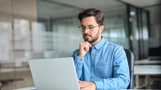 As oportunidades atendem a diversos níveis de escolaridade, oferecendo vagas para candidatos com formação fundamental, média, técnica e superior - Foto: Envato Elements/insta_photos