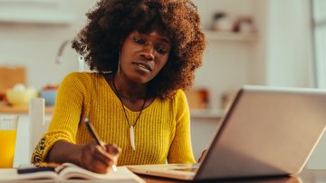 Os participantes do concurso da Empresa Brasileira de Correios e Telégrafos (Correios) realizaram as provas em dezembro de 2024. - Foto: Envato Elements / zamrznutitonovi