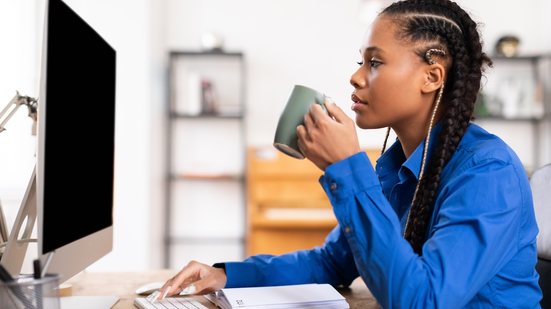 Para a candidatura no concurso ser devidamente efetivada, é preciso efetuar o pagamento da taxa. - Foto: Envato Elements / Prostock-studio