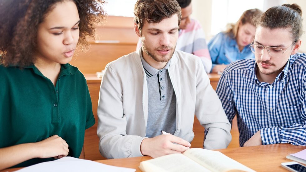 O concurso público em Monte Carmelo possui oportunidades que exigem diferentes níveis de escolaridade. - Foto: Envato Elements / seventyfourimages