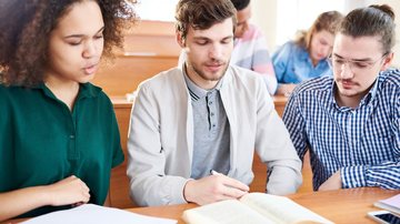 O concurso público em Monte Carmelo possui oportunidades que exigem diferentes níveis de escolaridade. - Foto: Envato Elements / seventyfourimages