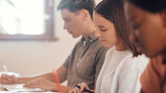 Os candidatos terão até três horas para responder às perguntas - Foto: Envato Elements / YuriArcursPeopleimages