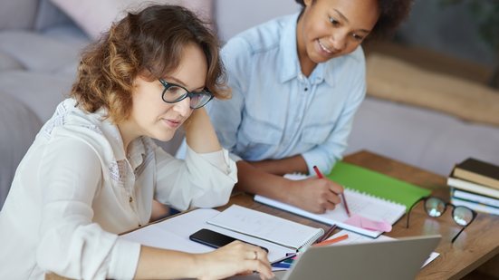 Para a candidatura no concurso de Flores ser devidamente efetivada, é preciso efetuar o pagamento da taxa de inscrição. - Foto: Envato Elements / KostiantynVoitenko