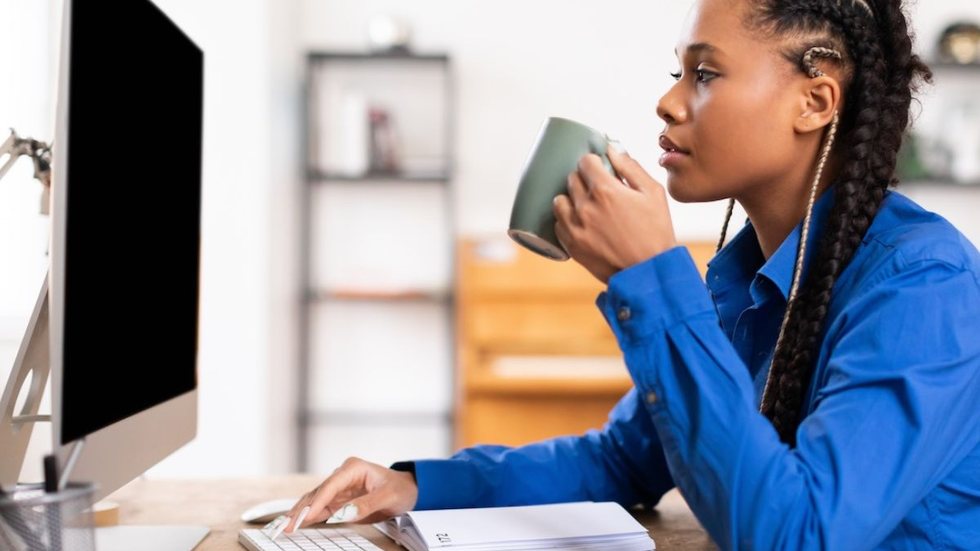 O processo em SC possui cargos que exigem ensino médio/técnico e superior. - Foto: Envato Elements / Prostock-studio