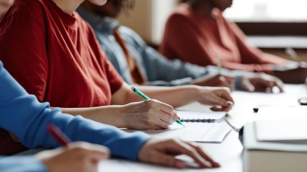 As oportunidades abrangem diferentes áreas e níveis de escolaridade, com jornada de trabalho de 40 horas semanais - Foto: Envato Elements/seventyfourimages