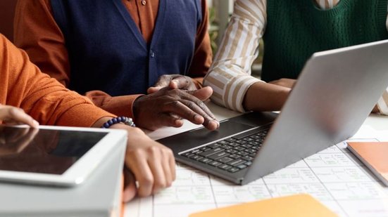 Os interessados devem atender aos requisitos de escolaridade. - Foto: Envato Elements/Media_photos
