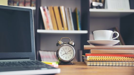 Ao administrar o tempo entre o trabalho e a preparação para um concurso, também é importante reservar momentos de descanso. - Foto: Adobe Stock