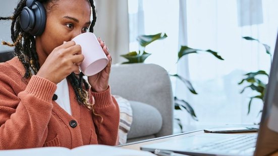 A jornada será de 44 horas semanais. - Foto: Envato Elements / YuriArcursPeopleimages