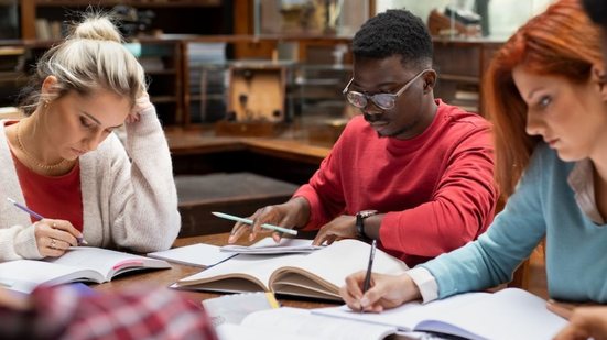 O concurso é voltado para as áreas médica, assistencial e administrativa. - Foto: Envato Elements / Rido81