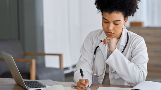 Os candidatos do setor médico realizaram as provas objetivas do processo no último domingo (16). - Foto: Adobe Stock