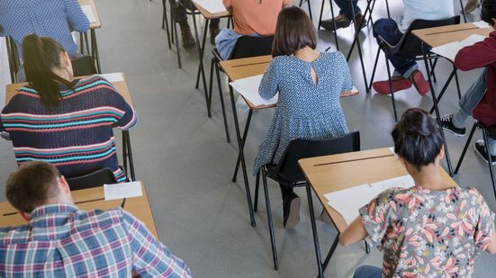 Ao se preparar para as provas, é importante consultar os locais e horários dos exames nos portais das bancas organizadoras dos processos. - Foto: Adobe Stock