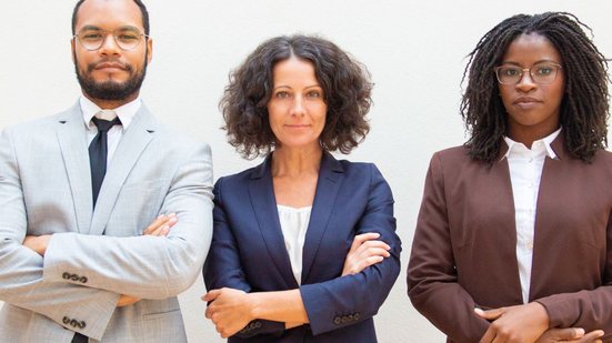 Ao se aplicar em um concurso público, é importante compreender como funciona o sistema de servidor estável. - Foto: Adobe Stock
