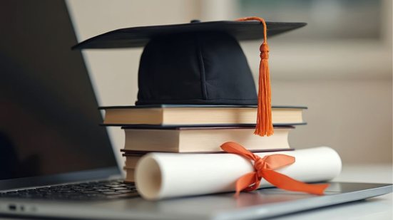 Os interessados nos certames com cargos de nível superior devem ficar atentos ao cronograma do processo em seus canais oficiais. - Foto: Adobe Stock