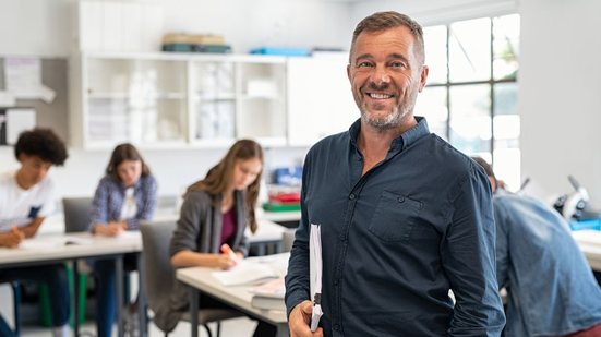 A carga horária terá limite máximo de 200 horas mensais. - Foto: Adobe Stock/Rido