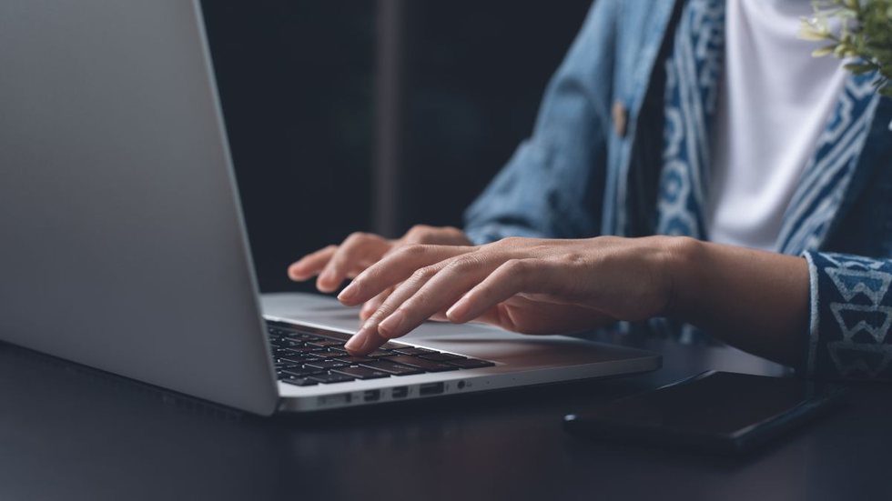 A jornada de trabalho é equivalente a 40 horas semanais. - Foto: Adobe Stock