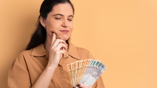 Os candidatos devem ficar atentos aos documentos comprobatórios exigidos ao pedir a isenção da taxa do concurso. - Foto: Adobe Stock