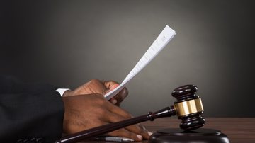Com muitas opções de tribunais, o candidato precisa considerar alguns pontos ao escolher um certame para se inscrever. - Foto: Adobe Stock