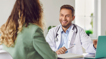 A vaga é destinada para candidatos formados em medicina - Foto: Adobe Stock