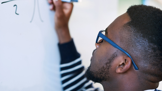 As jornadas de trabalho dos professores vão de 20h a 40h semanais - Foto: Adobe Stock