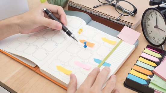 Ao criar uma rotina de estudo, lembre-se de buscar um equilíbrio saudável. - Foto: Adobe Stock