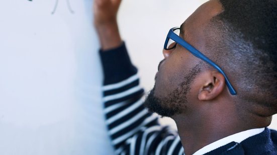 Confira este concurso público na Etec Caieiras - Foto: Adobe Stock