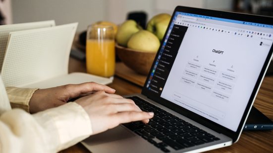 O Estadão Concursos realizou alguns testes com a plataforma de IA. - Foto: Adobe Stock