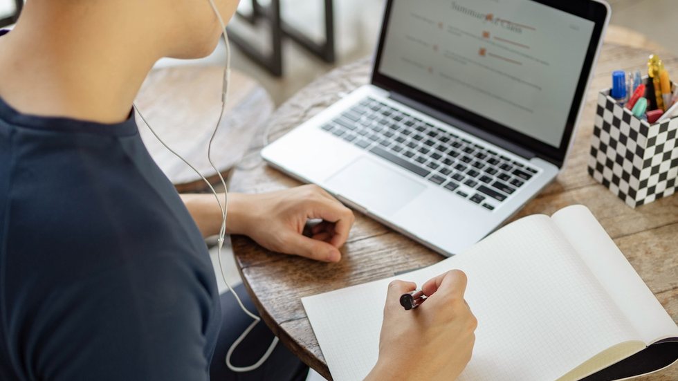 Certame divulga edital com 17 vagas - Foto: Adobe Stock