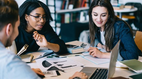 Diversos concursos públicos são lançados anualmente no Brasil, tanto no âmbito municipal quanto no estadual e federal - Foto: Adobe Stock