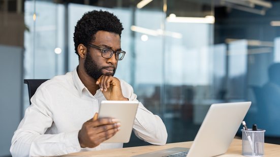 Ao conciliar o trabalho com os estudos, lembre-se de manter um equilíbrio. - Foto: Adobe Stock