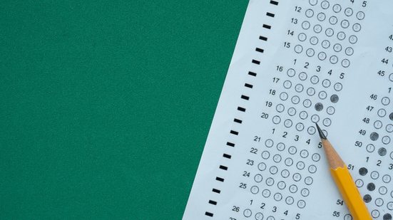 Os candidatos devem conferir os horários das provas nos sites das bancas. - Foto: Adobe Stock