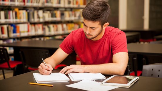 Os candidatos do processo em Pinhalzinho devem efetuar o pagamento da taxa de inscrição. - Foto: Adobe Stock