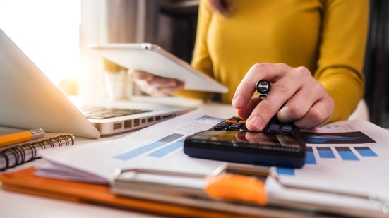 Confira este concurso público em Ponte Nova (MG) - Foto: Adobe Stock