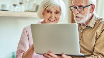 Os servidores podem realizar a prova de forma online ou presencial. - Foto: Adobe Stock