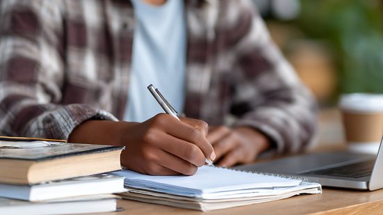 Os interessados em um dos certames devem ficar atentos ao prazo da inscrição. - Foto: Adobe Stock