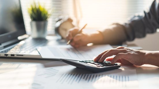 Confira este concurso público na Câmara Municipal de Campo Mourão (PR) - Foto: Adobe Stock