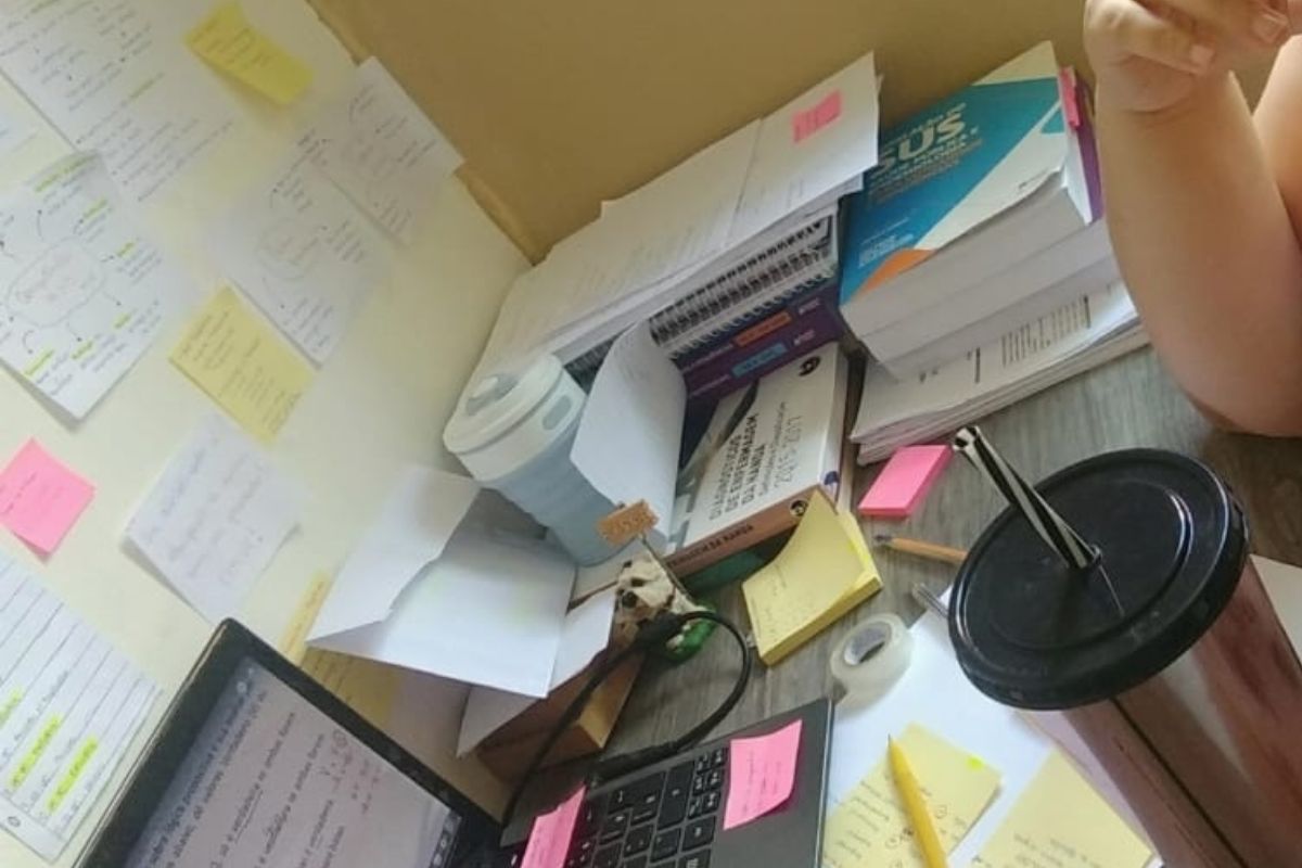 Espaço com notebook e anotações
