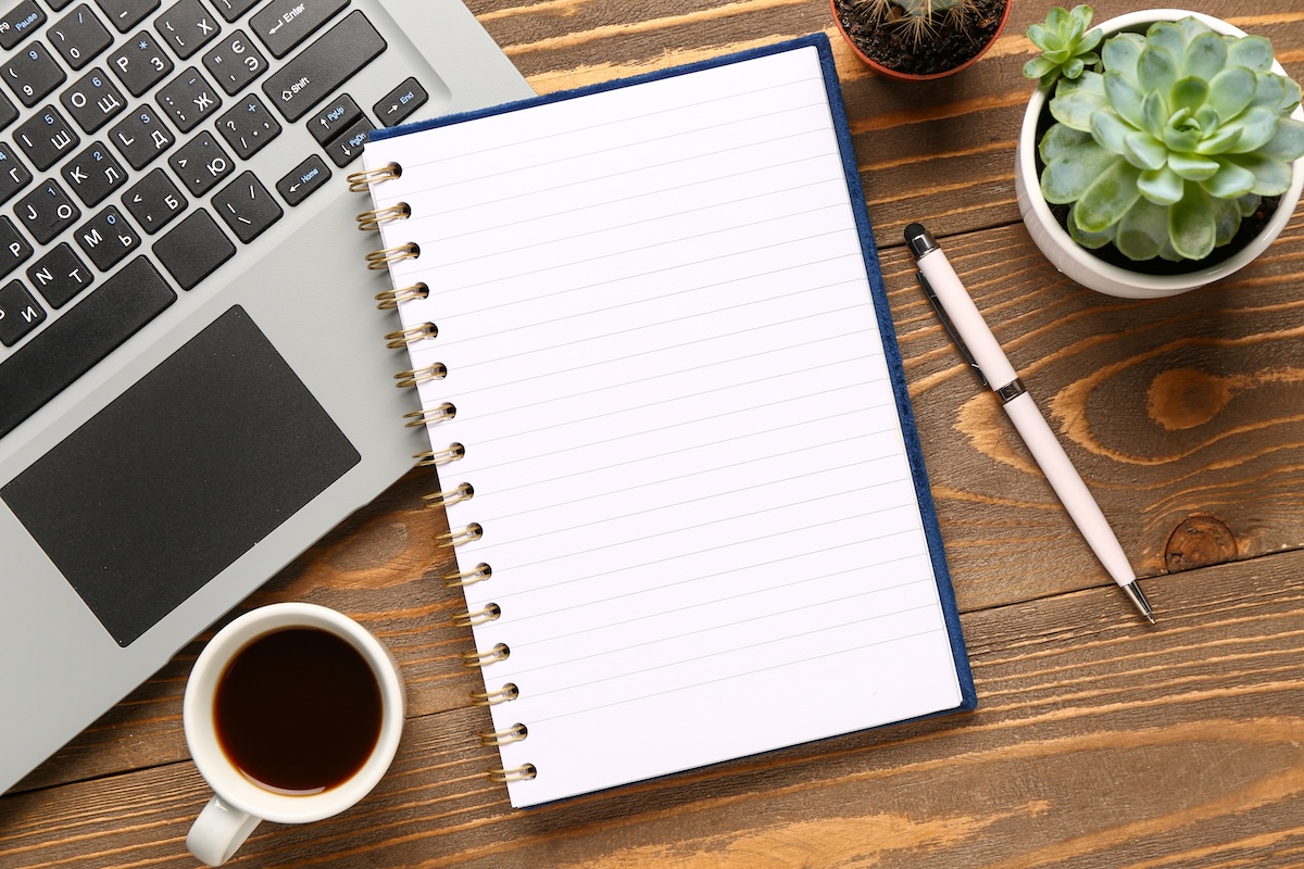 laptop e caderno